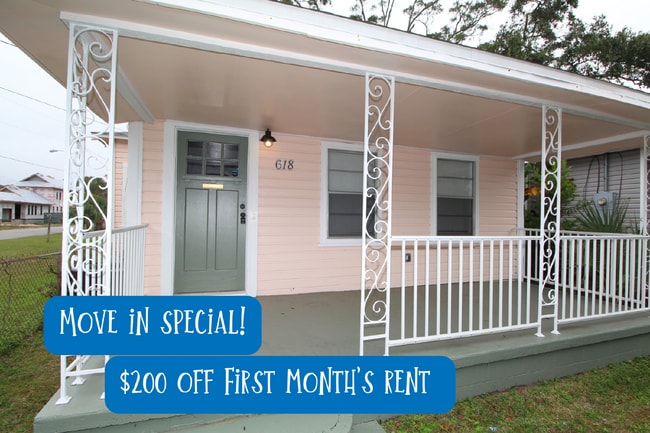 Building Photo - Charming 2-Bedroom Cottage Near Downtown P... Rental