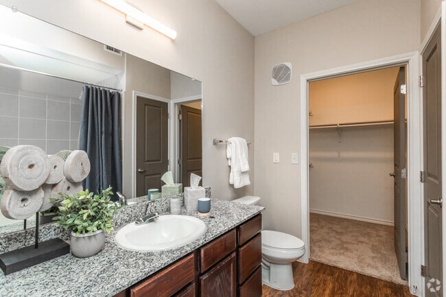 2BR, 2BA - 1039SF Bathroom