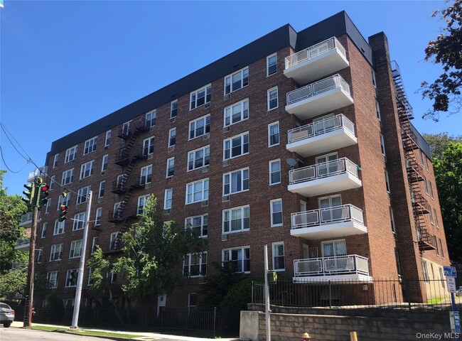 Building Photo - 222 N Broadway Unit 1F