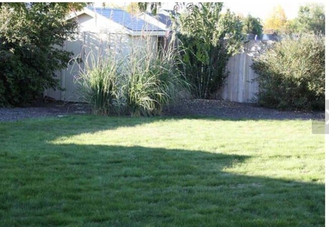 Building Photo - Nice home in great neighborhood