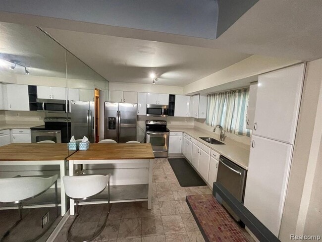 Photo - 1749 E Maple Rd