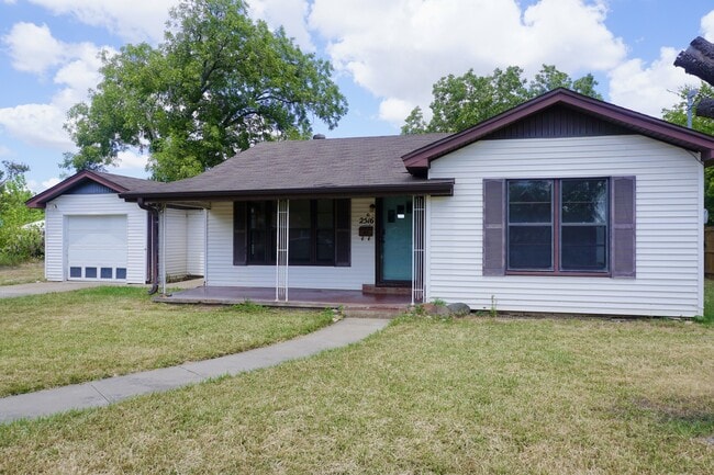Building Photo - 2516 Briarwood Ln