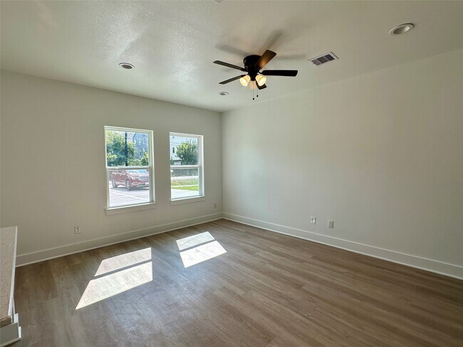 Photo - 243 Broadhurst Dr