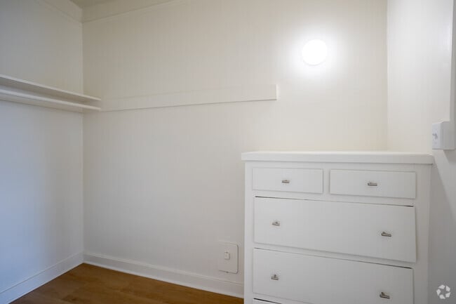Studio - 367SF Closet