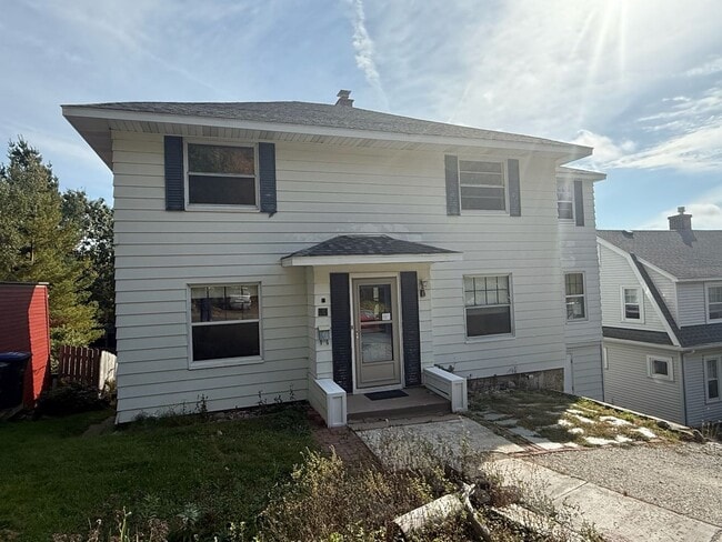 Building Photo - Duluth MN 5 bedroom - 2.5 bath