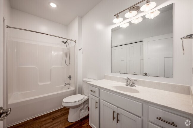 1BR, 1BA - 652SF - Bathroom