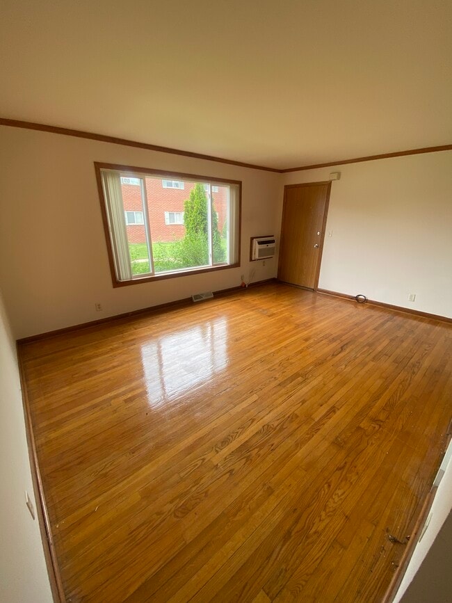 Living Room - Evergreen Terrace Apartments