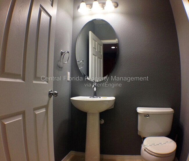 Photo - 210 Silverglen Ln