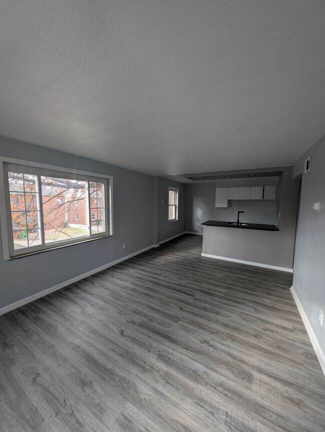 Photo - Charming Units in Euclid, Cleveland! Unidad -Up