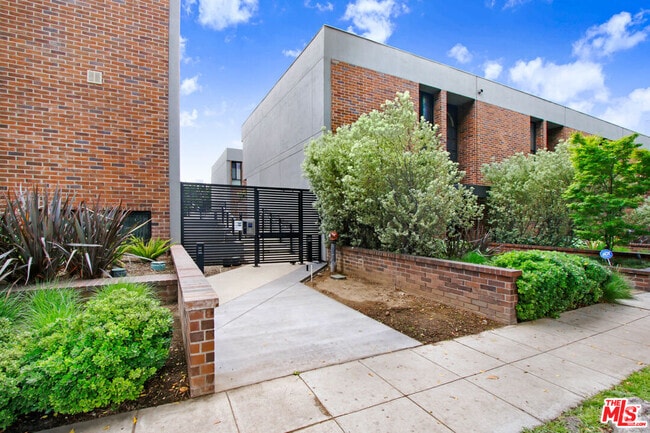 Building Photo - 9303 Burton Way Unit B Rental