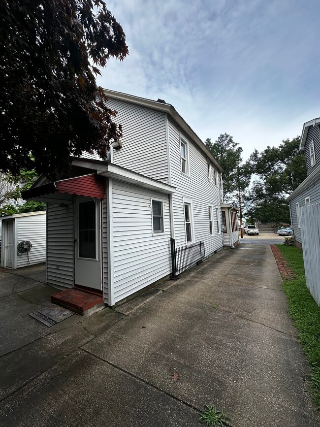Photo - 923 W 2nd St