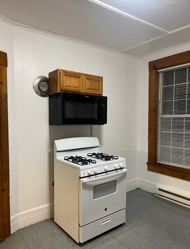Building Photo - 115 High St Rental