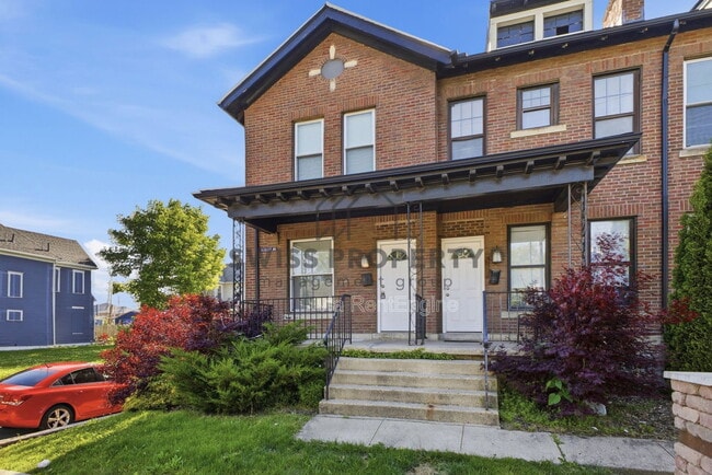 Photo - 387 St Clair Ave