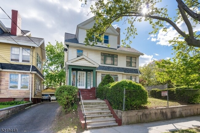 Building Photo - 148 Lyons Ave Unit 1