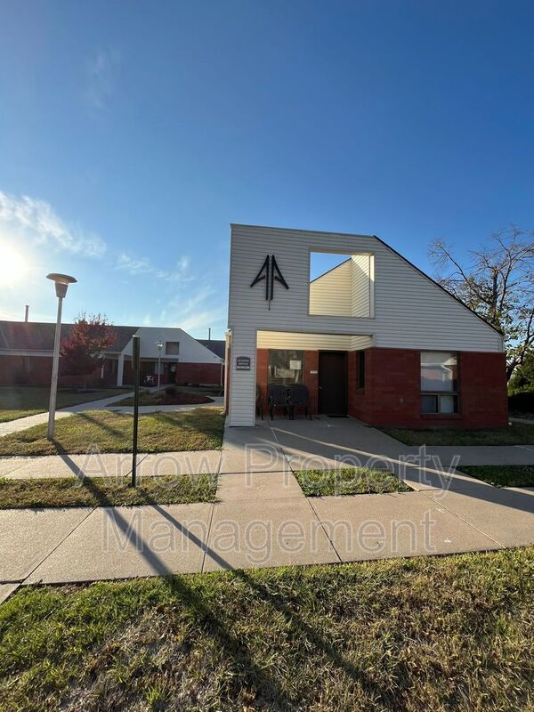 Building Photo - 11141 N 137th St Unit 21