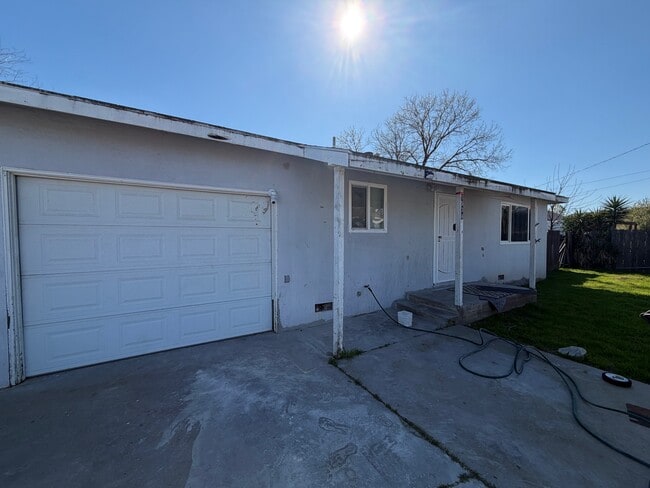 Building Photo - 1534 Nadine Ave