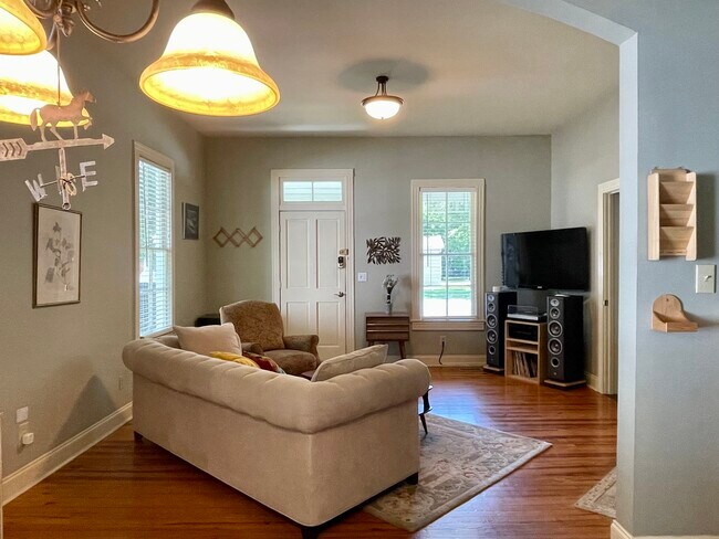 Photo - 505 Humes Ave NE