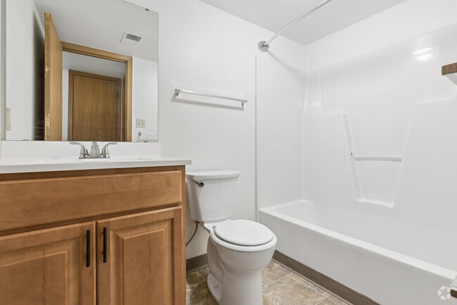 2BR, 1BA - 903SF - Bathroom
