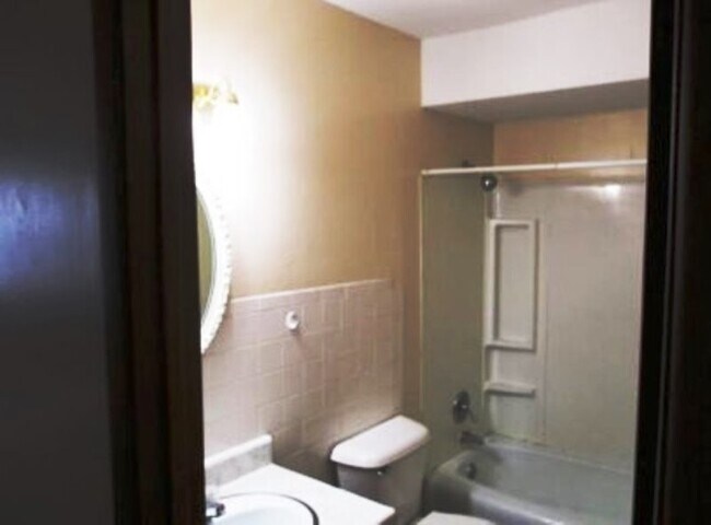 Photo - 107 W Shelbourne Dr