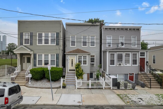 Building Photo - 470 Mallory Ave Unit 2 Rental