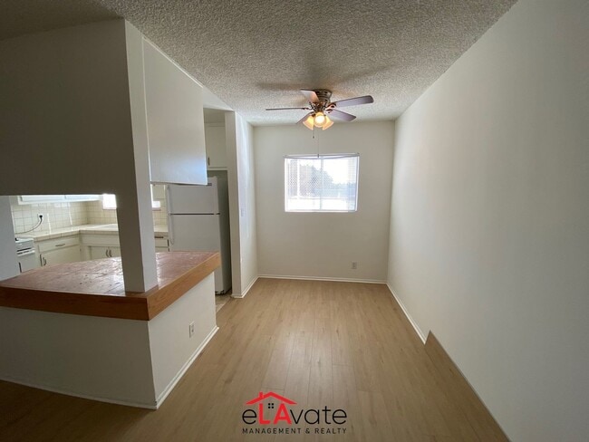 11816-11820 Chandler Blvd
