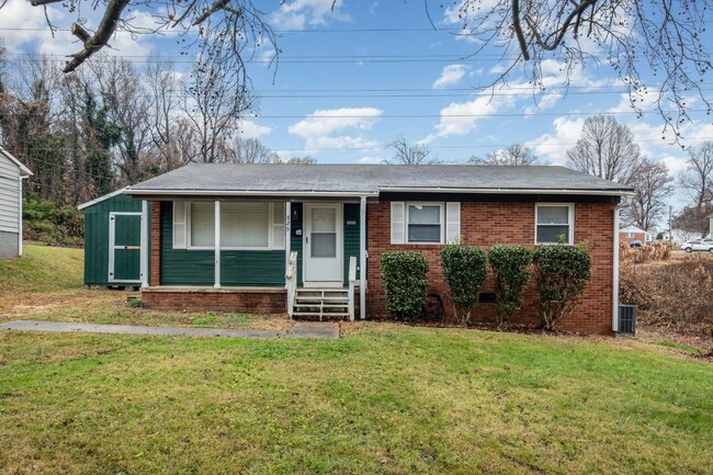 Building Photo - 825 Norwood Dr