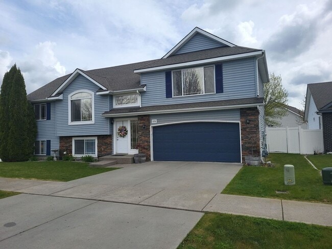Building Photo - Lovely and spacious 5 bedroom 3 bath Post ... Rental