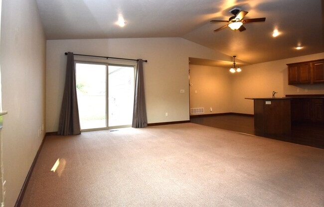 Photo - Beautiful 3 bedroom 2 1/2 bath townhouse in 4 Corners! Fenced backyard!