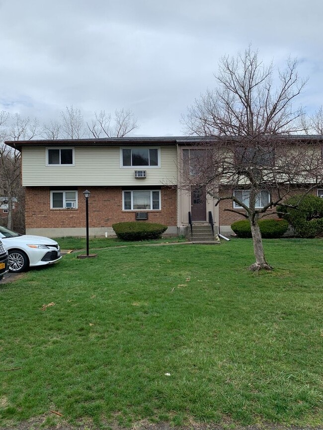 Building Photo - 2 Bedroom Apartment - Newburgh