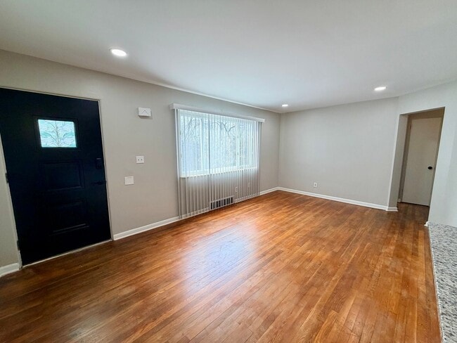 Photo - 630 Dornbush St