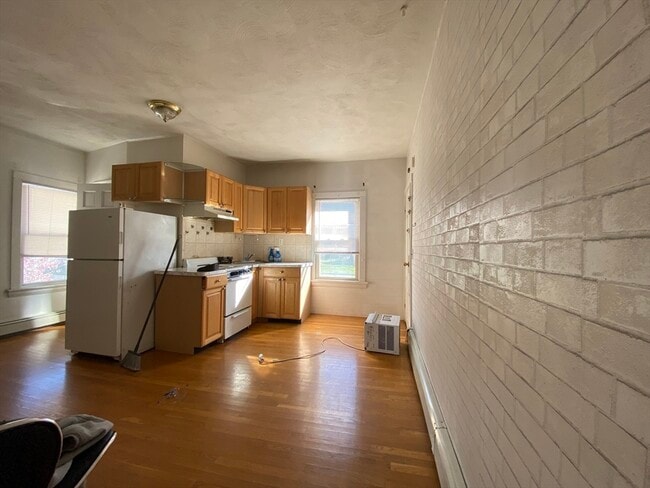 Building Photo - 11 Snow St Unit 2R