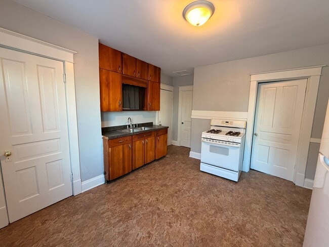 Building Photo - 2223 53rd St Unit UPPER FRONT