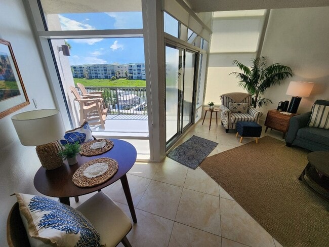 Photo - Beautiful Fully Furnished Marker 33 Condo ...