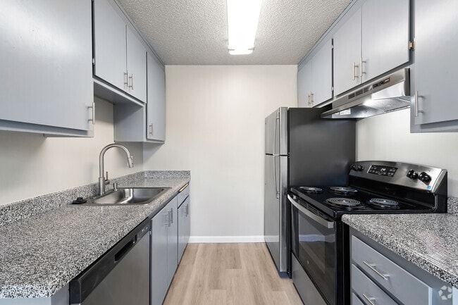 1BD, 1BA - 623SF Kitchen - Northview