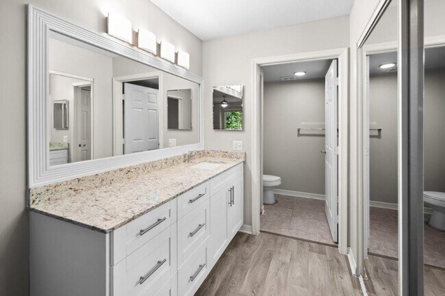 Photo - Club Lake Pointe Apartments