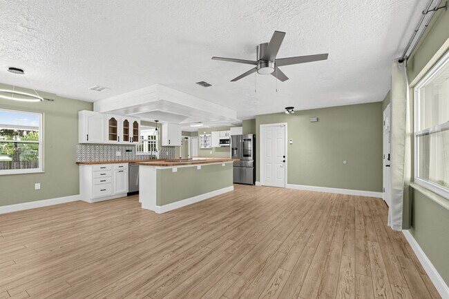 Photo - 855 Westport Dr