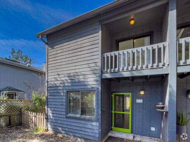 Building Photo - Blocks from beach, renovated townhome!