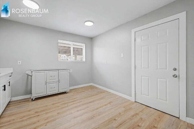 Photo - 1925 W Village Dr Unidad 4