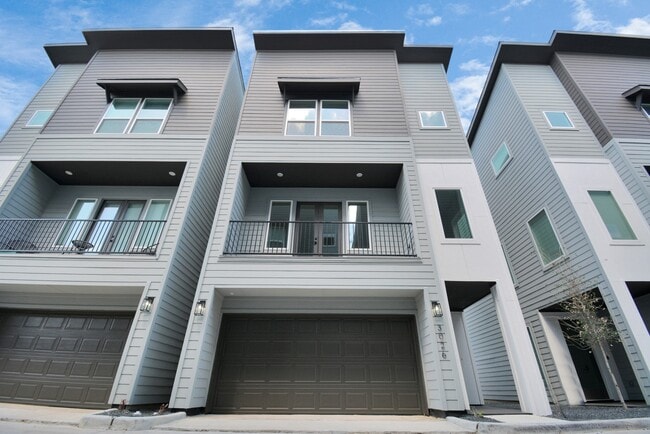 Photo - 3024 Live Oak St