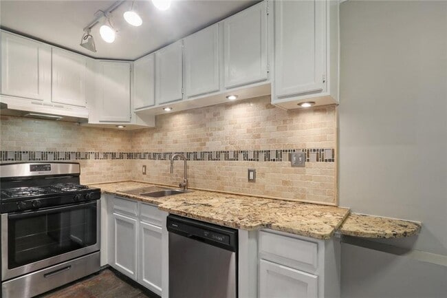 Building Photo - 880 Glendale Terrace NE Unit 5