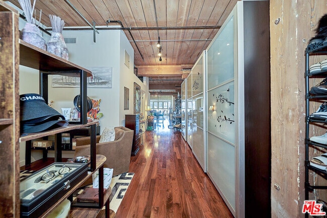 Building Photo - 530 S Hewitt St Rental