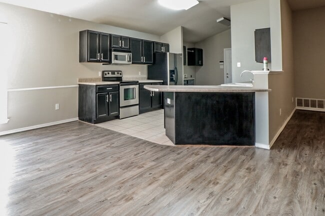 Photo - 4Bed/2Bath Available 11/10 !