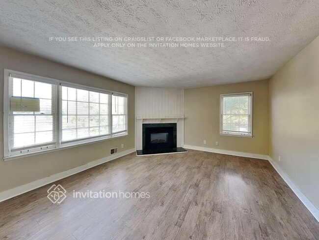 Photo - 215 Simpson Dr NE