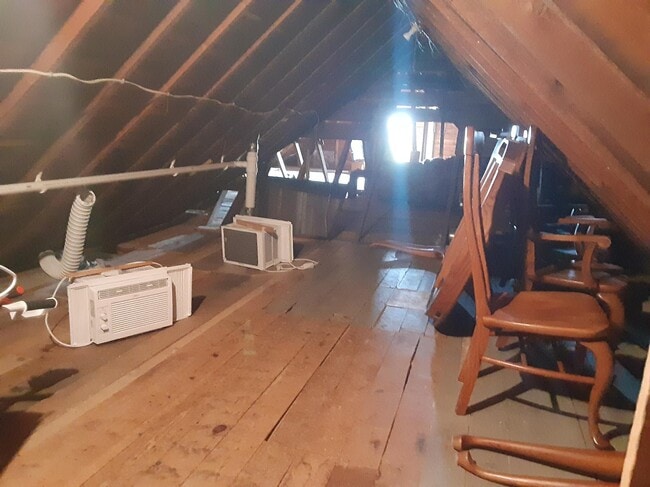 Attic -storage space - N4120 County Road P Unidad B