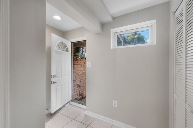 Building Photo - 318 Farragut St NW Unit B