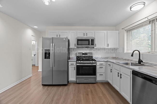 Photo - 560 Bardot Dr