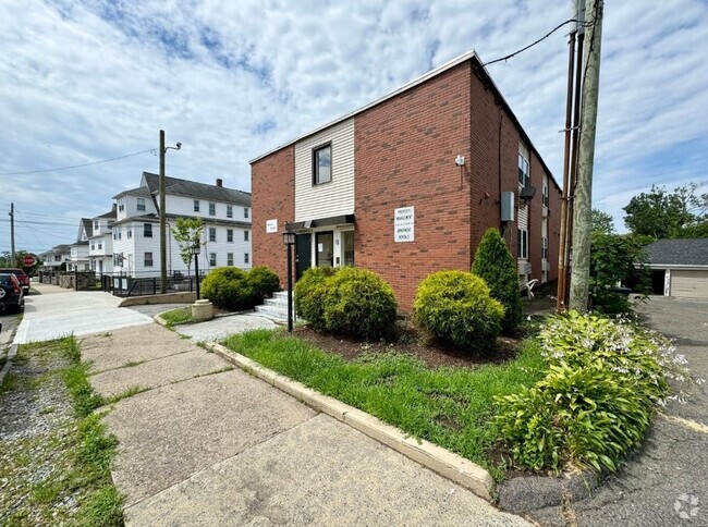 Building Photo - 155 Wayne St Rental