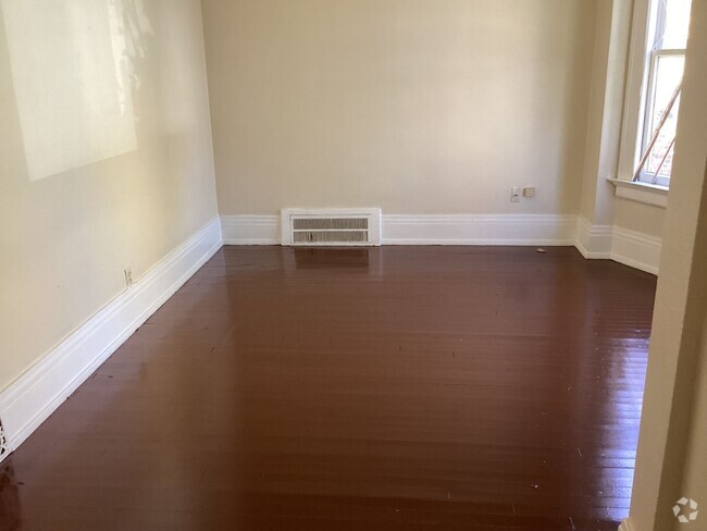 Building Photo - 3913-3915-3915 W Walnut St Unit Lower Rental