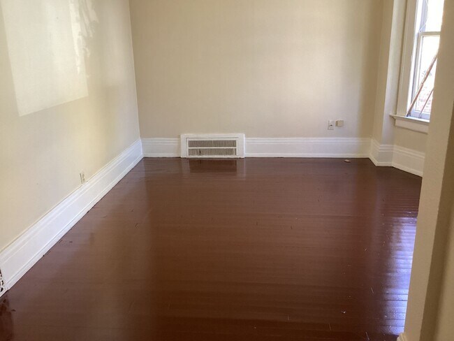 3913-3915 W Walnut St - 3913-3915 W Walnut St Apartment Unit Lower
