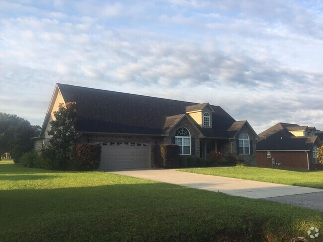 Building Photo - Beech Creek Golf Course - 4 bedrooms / 2 b... Rental
